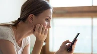 L'anxiété des "trois petits points" : pourquoi attendre une réponse (qui n'arrive pas) à un SMS nous rend fou ?