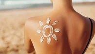 "Sun-tattoos", "burn-lines", "tan-lines" : d'où viennent ces tendances de bronzage dangereuses ?