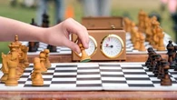 Échecs : à 10 ans elle bat un grand maître et entre dans l'histoire