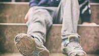 "Intolérable" : en France, en 2025, plus de 2.000 enfants dorment dans la rue