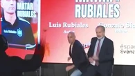 Espagne : Luis Rubiales, condamné dans l'affaire du "baiser forcé", visé par un jet d'œufs en public