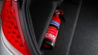 "Chez nous, c'est obligatoire" : la France doit-elle, elle aussi, imposer d'avoir un extincteur dans sa voiture ?