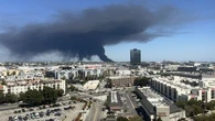 Fumée noire, odeur de plastique carbonisé… Los Angeles en état d'urgence après l'incendie d'un entrepôt