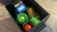 Comment des capsules de café en aluminium jetées dans le bac jaune deviennent des bouteilles d'eau