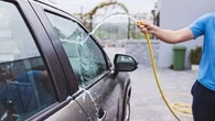 "Elle lave une voiture avec seulement deux litres d'eau" : ces innovations qui tombent à pic pendant les restrictions d'eau
