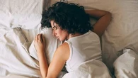 Dormir les bras en T-Rex, la clé pour passer de douces nuits ?