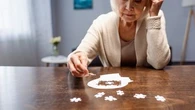 Alzheimer : perte de mémoire, difficultés de concentration, isolement… Ces signes qui doivent alerter