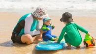 "Ces vêtements vous protègent davantage" : l'avis d'un dermatologue sur l'utilité des textiles anti-UV à la plage ou en ville