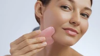 "C'est hyper agréable et ça va réveiller le teint" : roll-ons, ridoki, balles de massage... Ces outils pour prendre soin de votre visage