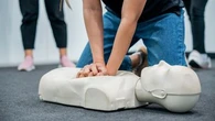 "Alertez, massez, défibrillez !" : un médecin rappelle l’importance des gestes liés au massage cardiaque