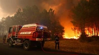Incendies : situation toujours "critique en Gironde", de nouvelles évacuations ordonnées