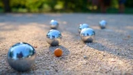 Matériaux, travaux, emplacement... est-ce si difficile d’installer un terrain de pétanque chez soi ?