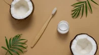"Oil pulling" : quelle est cette tendance venue de la médecine ayurvédique qui consiste à faire un bain de bouche avec de la noix de coco ?