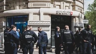 Tirs de mortiers et tensions devant les boutiques : la vente de la nouvelle montre Swatch vire au chaos en France