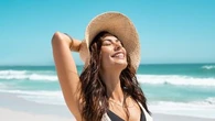 Gommage, alimentation, hydratation... la combinaison gagnante pour garder son bronzage plus longtemps