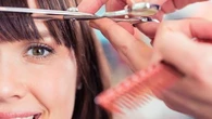 Tendance coiffure : pourquoi adopter la frange "letterbox bangs" cet été ?