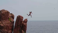 "Pas le droit à l'erreur" : les performances spectaculaires du plongeur des falaises Jérémy Nicollin