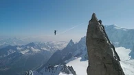 Sur un fil à 4.000 m d'altitude : les images de l'incroyable exploit de funambules entre deux sommets du Mont-Blanc