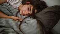 "Cette grosse fatigue qu'on ressent est liée à différents éléments" : Les conseils d'un pharmacien pour mieux dormir et s'hydrater correctement pendant la canicule