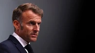 "Il se retrouve seul face au bazar" : les options dont disposerait Emmanuel Macron en cas de chute du gouvernement