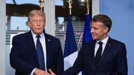 "Emmanuel est un ami spécial pour moi" : Trump et Macron au G7, une rencontre cordiale sous tension