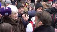 VIDÉO - À Colmar, Emmanuel Macron interpellé par une femme qui lui demande de 