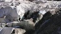 "Aujourd'hui, il n'y a plus rien" : des bâches thermiques protègent la mer de Glace de la fonte