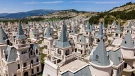 "Jamais vu un endroit comme ça" : l'incroyable histoire du village des châteaux fantômes de Burj al Babas