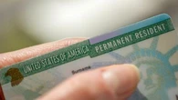 "Absurde et cruelle" : une nouvelle formalité de taille pour demander la "green card" américaine