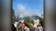 "Le feu part du panneau solaire puis s'étend sur le toit" : les équipements photovoltaïques causent-ils des incendies ?