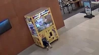 États-Unis : un enfant sauvé après s'être coincé dans une machine attrape-peluche