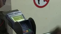 "Éviter que des banques s'enrichissent sur le dos de contribuables" : faut-il supprimer les frais bancaires ?