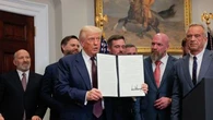 "Malgré tout ce qu'on a pu dire, il a gagné" : les droits de douane, premier grand succès de Donald Trump ?