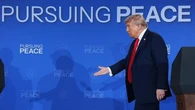 Après son entrevue avec Poutine, Trump salue "une réunion fructueuse" mais "pas d'accord"