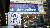 Stephen Colbert fait ses adieux au "Late Show", Trump se félicite du départ d'un "parfait crétin"