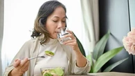 Pourquoi boire de l’eau à table peut améliorer votre digestion ?