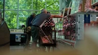 "Ça m'assure un fixe tous les mois" : dans ce supermarché de Nîmes, ce sont les agriculteurs qui fixent les prix