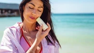 "C’est hyper pratique, ça se glisse dans le sac" : ces nouveaux produits solaires sont parfaits pour protéger votre visage des rayons UV tout au long de la journée