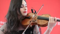 "J’encourage les petites filles à composer des morceaux" : comment la violoniste Esther Abrami valorise le rôle des femmes dans la musique