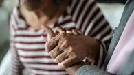 "Elle appelle à l’aide, mais personne ne vient" : Une femme de 82 ans chute dans sa baignoire et reste bloquée pendant neuf jours avant d’être sauvée par les secours