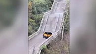 Chine : une voiture tente de gravir le célèbre "escalier du paradis"... mais endommage l'édifice historique