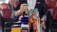 Ces boissons que vous devez absolument éviter de boire dans les avions