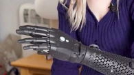 Les incroyables mains bioniques d'une influenceuse britannique