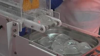 VIDÉO - Fini le plastique, cette start-up a conçu des emballages comestibles à base d'algues