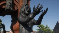 Le Hellfest inaugure une statue monumentale en hommage à Ozzy Osbourne, un an après sa mort