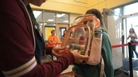 "C'est normal que l'école soit sécurisée" : aux États-Unis, des sacs à dos transparents pour contrôler le port d'armes