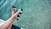 La tong, tendance de l'été : quelle est l'histoire de cette chaussure que tout le monde s'arrache ?