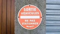 Des voitures mal garées gênent ma sortie de garage, puis-je les faire mettre en fourrière ? Le 13H à vos côtés