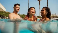 Faut-il vraiment se mouiller la nuque avant de plonger dans l’eau ? Un médecin démêle le vrai du faux pour se baigner en toute sécurité