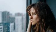 "Le manque de lumière a une incidence" : les astuces d'un médecin pour ne plus être déprimé par la pluie et garder le moral